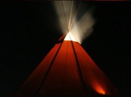 Die Tipis können im Winter beheizt werden