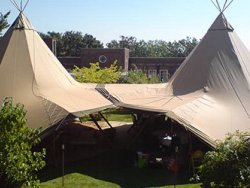 Hotel mit Zelten auf Terasse